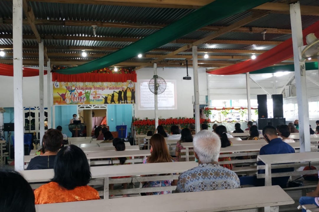 IBADAH - Jemaat GPdI Smirna Timika Indah saat melaksanakan ibadah minggu pertama setelah hampir tiga bulan tak beribadah di Gereja karena Covid-19. (Foto: Batt/SP)