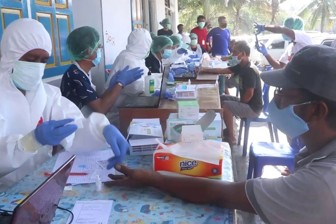 TES CEPAT | Tampak sejumlah tenaga medis sementara melayani warga yang melakukan test cepat di Kota Jayapura. (Foto: Fnd/SP)
