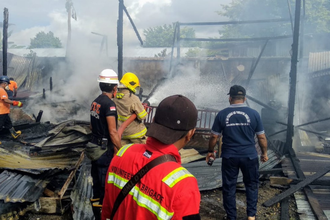 KEBAKARAN | Proses pemadaman kebakaran di kamp bangunan pekerja yang dilakukan oleh petugas dari BPBD Mimika. (Foto: Muji/SP)