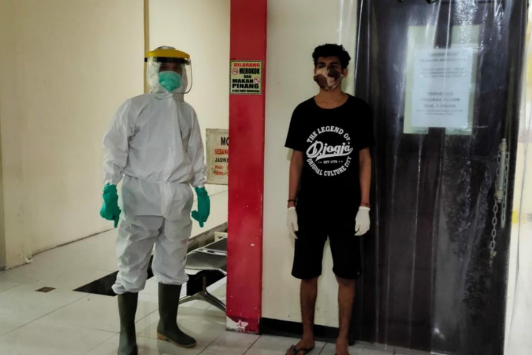 DIAMANKAN - Tahanan positif Covid-19 berinisial EM saat ditangkap dan dikembalikan ke RS Bhayangkara untuk dirawat. (Foto: Humas Polda Papua)