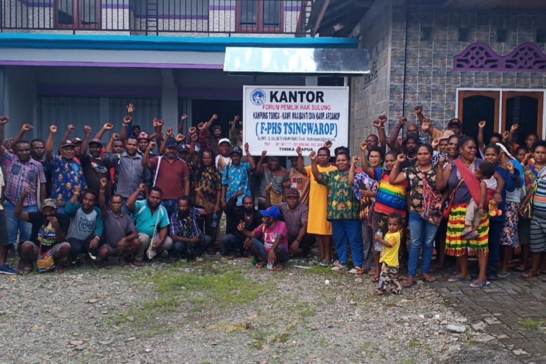 KANTOR | Masyarakat Tsingwarop foto bersama di depan papan nama Kantor FPHS Tsingwarop. (Foto: Ist/SP)