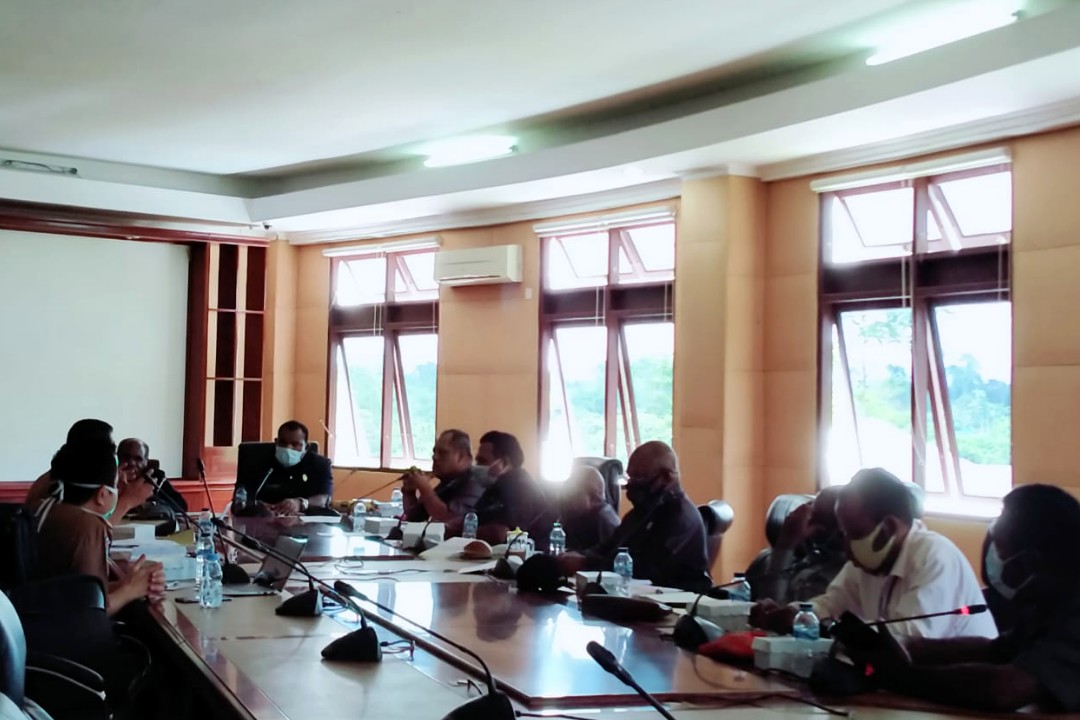 PERTEMUAN | Suasana RDP antara DPRD Mimika, dan Dinkes serta RSUD Mimika, Selasa (16/6). (Foto: Anya Fatma/SP)