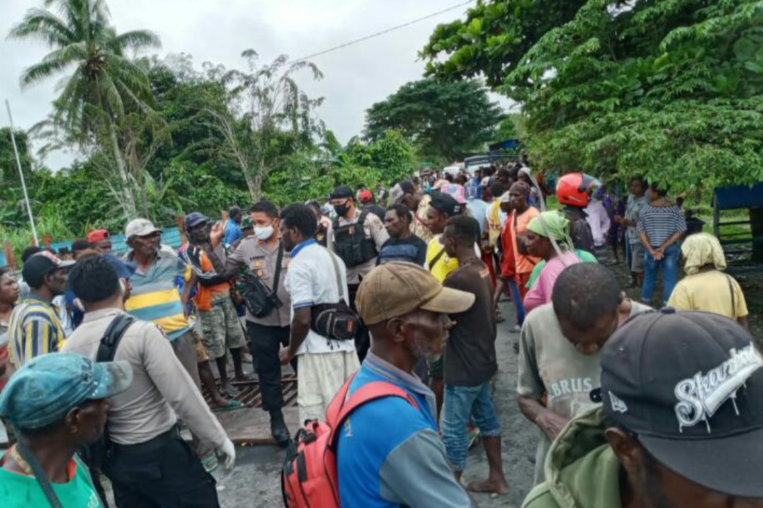 MASYARAKAT | Masyarakat Kampung Pomako saat menutup akses Jalan Poros Pomako-Mapurujaya. (Foto: Ist/SP)
