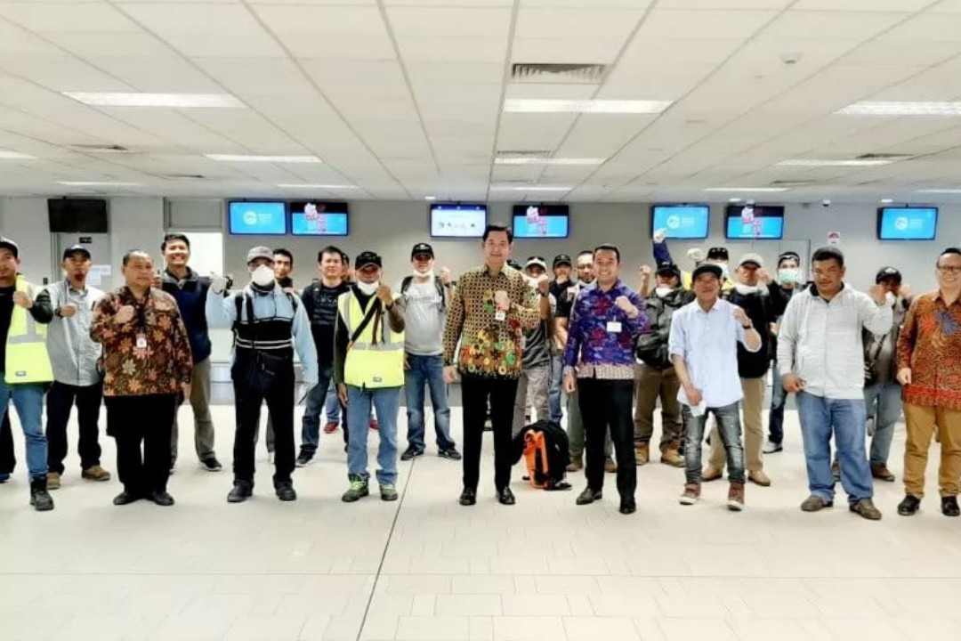 21 WNI | Duta Besar RI untuk Papua Nugini Andriana Supandy (tengah) melepas keberangkatan 24 WNI untuk kembali ke Indonesia dari Papua Nugini pada Kamis (18/6/2020). (HO-KBRI Port Moresby)