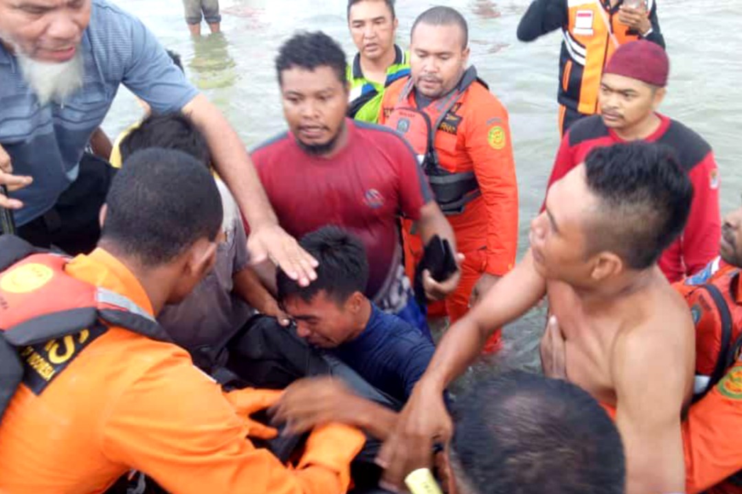 KORBAN TENGGELAM | Korban Ilham Nur (12) ditemukan dan dievakuasi oleh Tim SAR gabungan. (Foto: Humas SAR Jayapura)