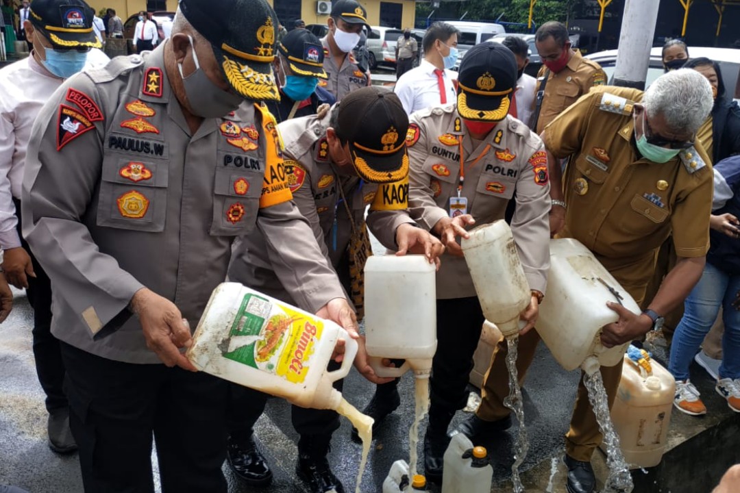 PEMUSNAHAN | Kapolda Papua bersama Wakil Bupati dan jajaran Polres Mimika musnahkan ribuan liter miras lokal. (Foto: Saldi/SP)