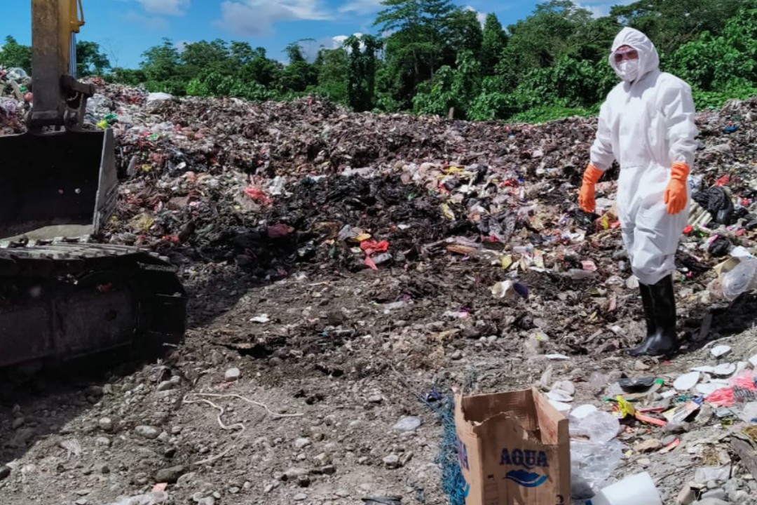SAMPAH | Petugas kebersihan DLH Mimika yang berada di TPA Iwaka saat sedang mengurus sampah. (Foto:Ist/SP)