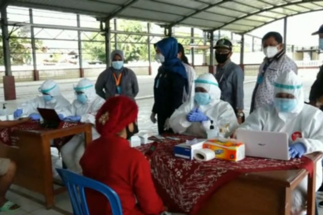 RAPID TEST | Tampak sejumlah pedagang di Pasar Youtefa mengikuti rapid test. (Foto: Humas Kota Jayapura)