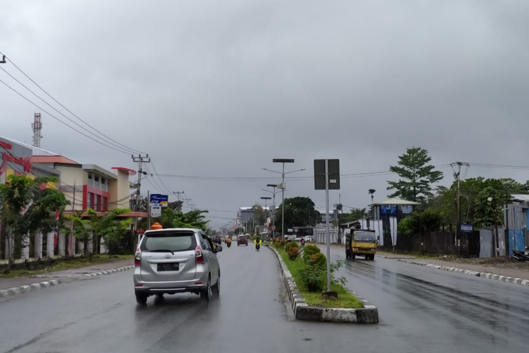 JALAN | Kendaran yang melintas di Jalan Cendrawasih, Kota Timika, Papua. (Foto: Anya Fatma/SP)