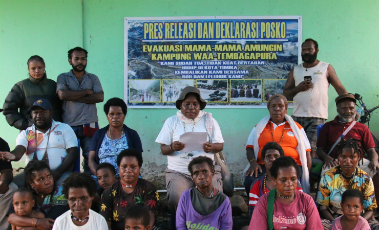DEKLARASI | Mama-mama dan lansia korban konflik bersenjata di Tembagapura mendeklarasikan posko pulang kampung. (Foto: Sevianto/SP)