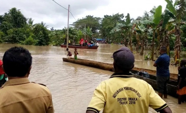 BANJIR | Kondisi banjir yang melanda lima RT di Kampung Iwaka, Distrik Iwaka, Papua Agustus 2019 lalu. (Foto: Muji/SP)