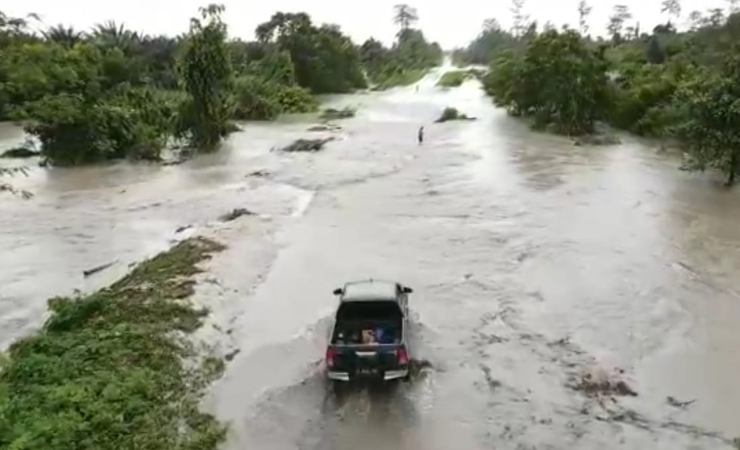 BANJIR - Banjir merendam jalan Trans Nabire. (Foto: Ist)