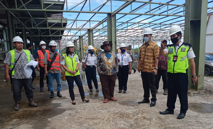 KUNJUNGAN - Bupati Mimika Eltinus Omaleng saat mengunjungi pembangunan Terminal Penumpang UPBU Mozes Kilangin Timika. (Foto : Ist/SP)