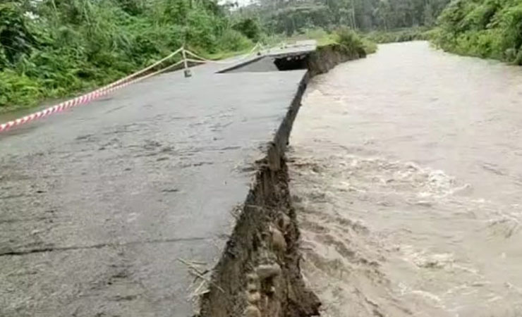 RUSAK - Banjir menyebabkan jalan menuju PT PAL dan Iwaka rusak parah. Foto: Ist