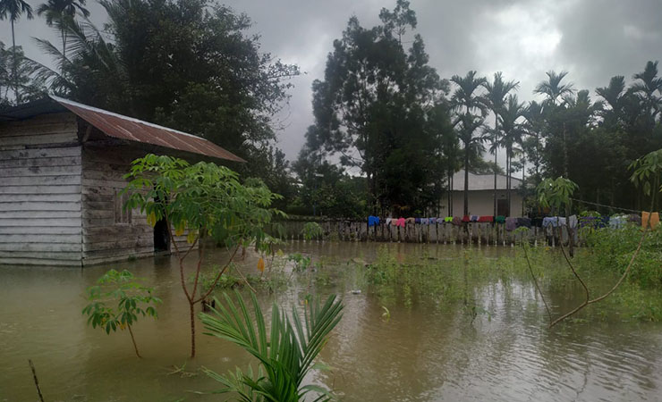 BANJIR | Banjir yang melanda Kampung Iwaka, Kamis (9/7). (Foto: Ist)