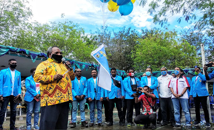 ARAHAN | Bupati Mimika Eltinus Omaleng saat memberikan arahan kepada para kader DPD KNPI Mimika saat merayakan HUT KNPI ke 47. (Foto: Muji/SP)