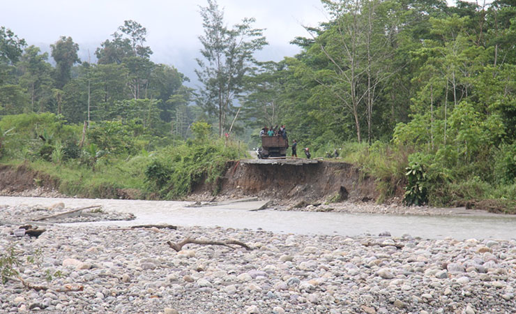 JALAN PUTUS | Jalan Trans Papua Timika-Nabire terputus setelah diterjang banjir pada Minggu 26 Juli 2020. Jalan berkonstruksi beton amblas terseret banjir. (Foto: Sevianto Pakiding/SP)