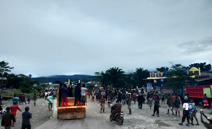 Keluarga korban dan sejumlah masyarakat Kabupaten Nduga turun ke jalan melakukan aksi protes atas kasus penembakan, Senin (20/7). (Foto: Ist)
