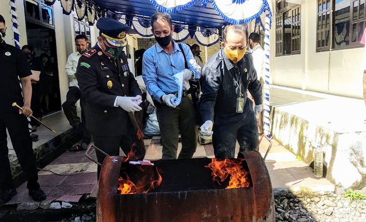 PEMUSNAHAN | Kajari Mimika bersama perwakilan Polres Mimika dan Pengadilan Negeri Kota Timika melakukan pemusnahan barang bukti secara simbolis. (Foto: Muji/SP)