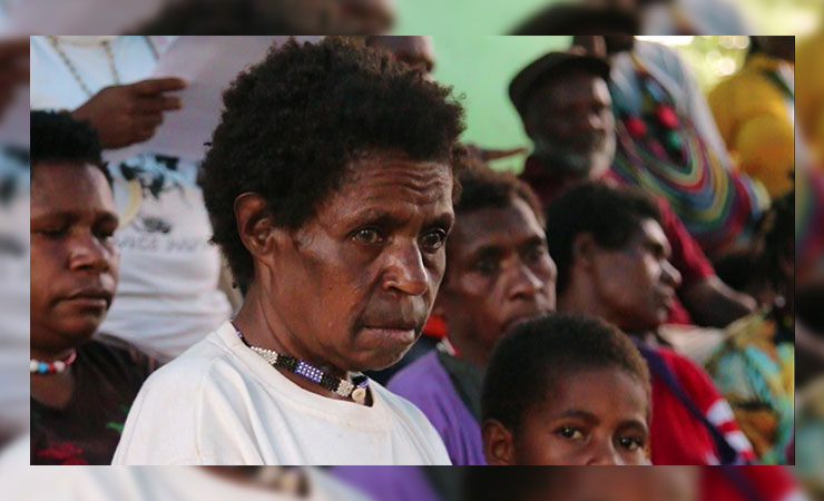 PENGUNGSI | Salah satu Mama Papua, warga masyarakat adat Waa, Distrik Tembagapura yang dievakuasi akibat konflik bersenjata pada Maret 2020 lalu. (Foto: Sevianto/SP)