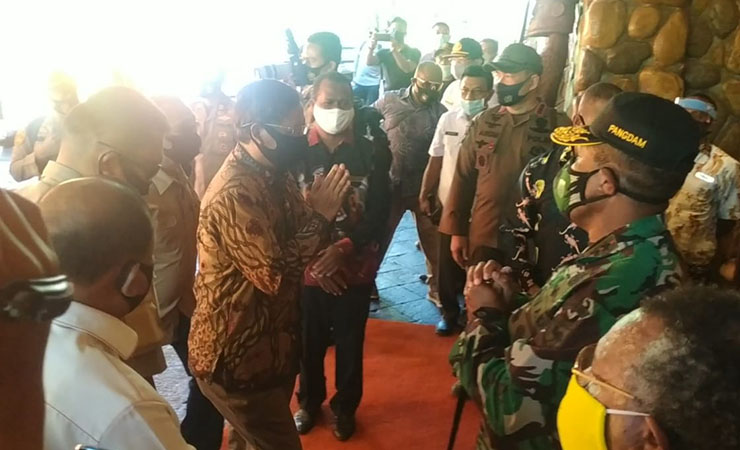 TIBA | Menkopolhukam Mahfud MD beserta rombongan tiba di Timika, Papua, Rabu (22/7). (Foto: Saldi/SP)