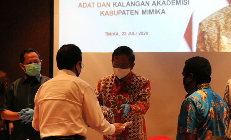 Menko Polhukam Mahfud MD dan Mendagri Tito Karnavian menerima cindera mata dari Presiden Direktur PT. Freeport Indonesia Tonny Wenas