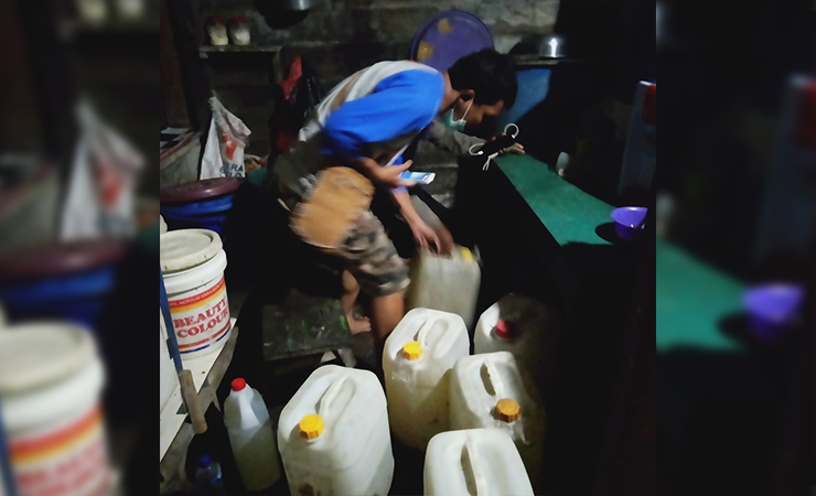 TEMUKAN | Polisi ketika menemukan miras lokal jenis sopi di rumah CL, Rabu (15/7). (Foto: Humas Polres Mimika)