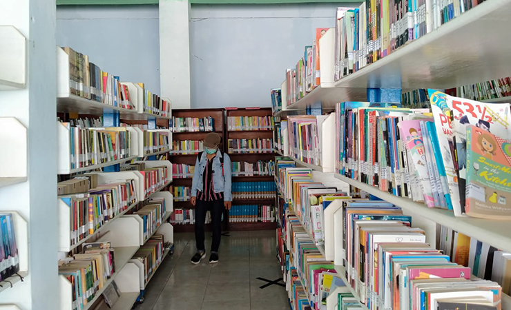 BUKU | Pengunjung saat memilih buku di Perpustakaan Daerah. (Foto: Anya Fatma/SP)