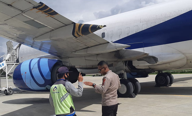PESAWAT | Pesawat Kargo Trigana Air PK-YSZ yang tergelincir di Bandara Wamena. (Foto : Ist/SP)