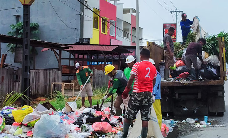 SAMPAH | Petugas Kebersihan mengangkut sampah di Jalan Hasanudin, Kota Timika. (Foto: Anya Fatma/SP)
