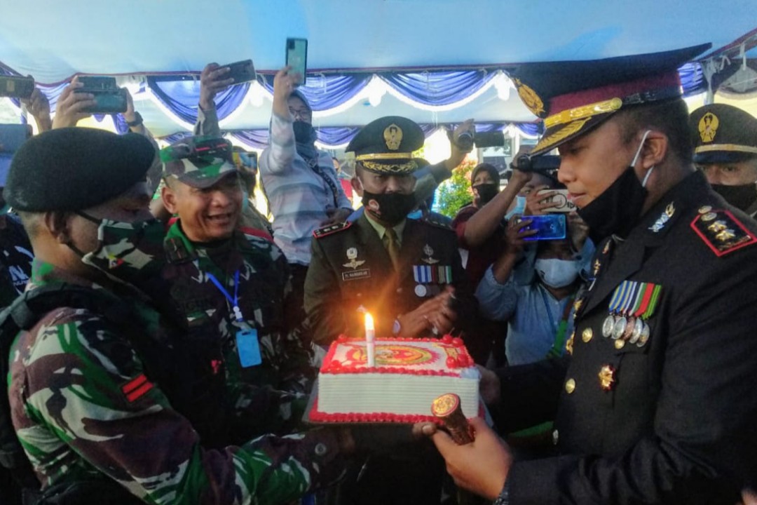 TIUP | Kapolres Mimika AKBP I Gusti Gde Era Adhinata saat meniup lilin ulang tahun pemberian Danrem 174 ATW Merauke. (Foto: Muji/SP)