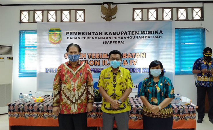 SERTIJAB | Plt Sekda Nicolaas Kuahaty (tengah) berfoto dengan mantan Plt Kepala Bappeda Marthen Paiding dan Kepala Bappeda Yohanna Paliling usai sertijab. Foto: Anya Fatma/SP