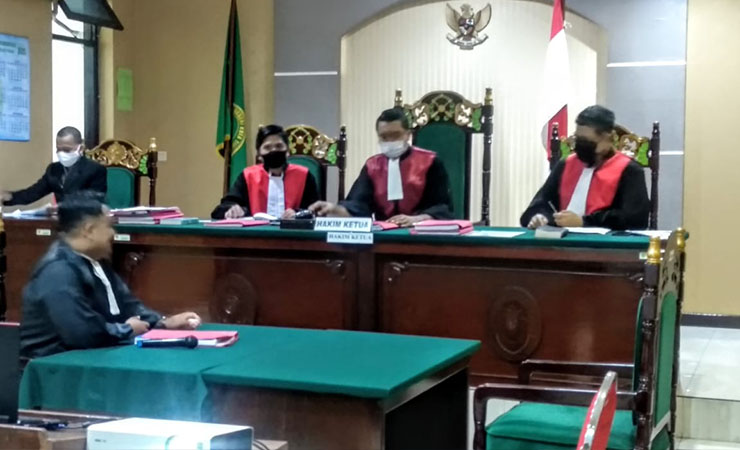 VONIS | Ketua Majelis Hakim yang didampingi dua anggota Majelis Hakim saat membacakan vonis kepemelikikan sabu seberat 133,1 gram. (Foto: Muji/SP)