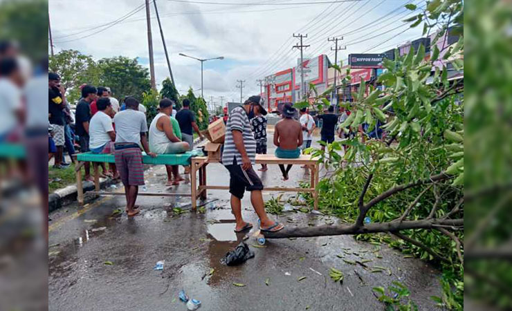 PALANG | Warga melakukan Pemalangan di Jalan Melati Raya, Kota Sorong, Papua Barat. (Foto: Suarapapua.com)