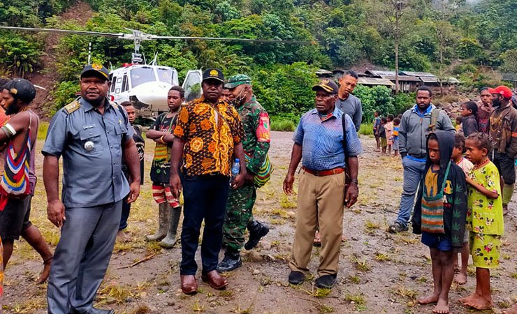 SAMBUT - Masyarakat Kampung Beanakogom saat menyambut Kadistrik Tembagapura. (Foto: Ist/SP)