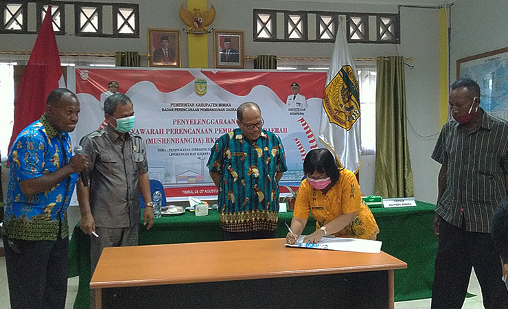 Kepala Bappeda Mimika Yohana Paliling menandatangani berita acara penutupan Musrenbang RKPD Tahun 2020 di Kantor Bappeda Mimika.