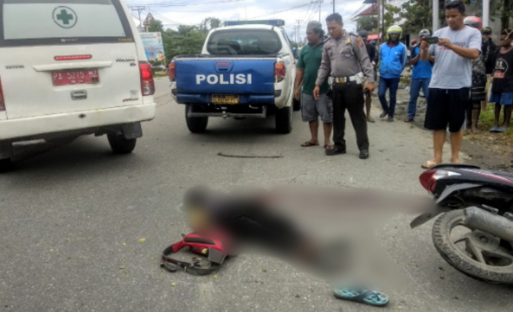 KECELAKAAN | Seorang warga di Mimika meninggal di TKP kecelakaan di depan RSUD Mimika. (Foto: Muji/SP)