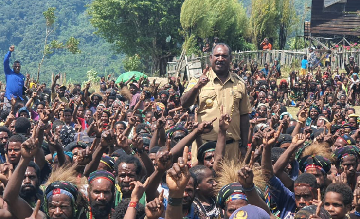 FOTO BERSAMA - Bupati Puncak Willem Wandik bersama rombongan berfoto bersama usai membagikan Bantuan Langsung Tunai (BLT) kepada warga di Distrik Agandugume dan Distrik Bina. (Foto: Diskominfo Kabupaten Puncak)