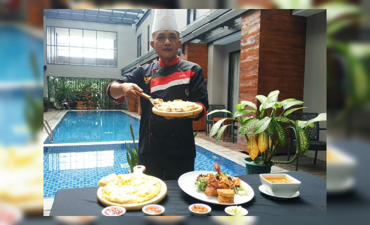 PIZZA | Chef Suprapto saat menunjukkan menu baru yang dihadirkan Hotel Grand Mozza Timika. (Foto: Saldi/SP)