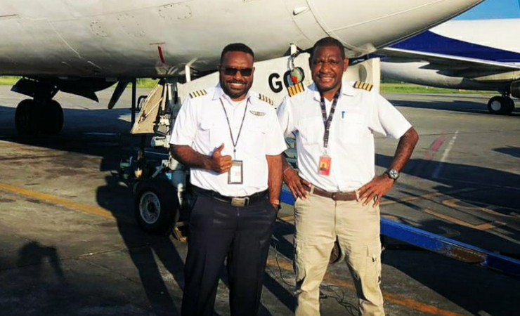 Alion Belau (kanan) bersama rekannya yang juga seorang pilot. (Foto: Ist)