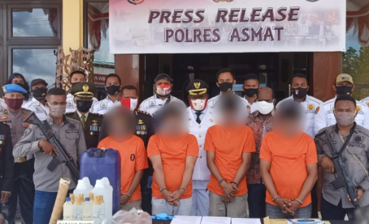 Polres Asmat saat melakukan press release terkait penangkapan empat pelaku produksi Miras lokal. (Foto: Faqi)