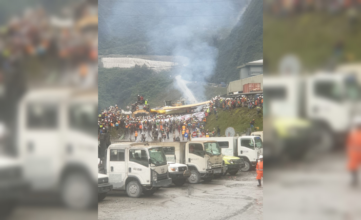 DEMO | Karyawan Freeport yang melakukan aksi demo dan memalang jalan tambang di Tembagapura. (Foto: Ist)