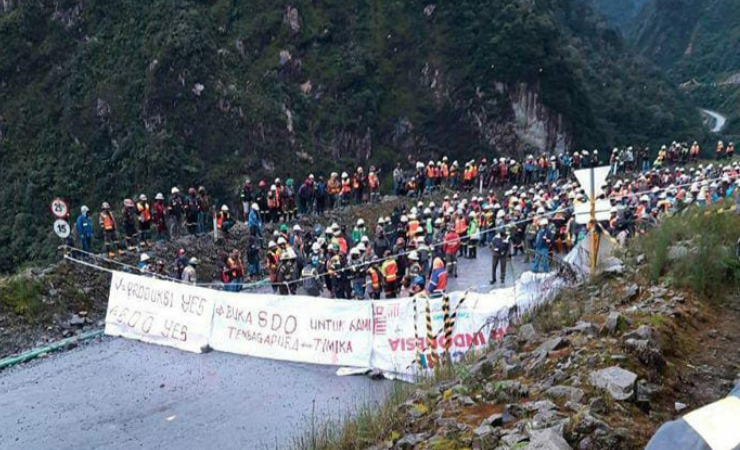 DEMO | Karyawan Freeport yang melakukan aksi demo dan memalang jalan tambang di Tembagapura. (Foto: Ist)