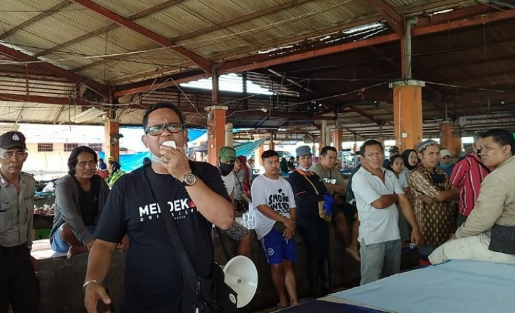 HIMBAUAN | Kepala Disperindag Michael R Gomarani saat memberikan himbauan kepada pedagang di Pasar Sentral. (Foto: Dok/SP)