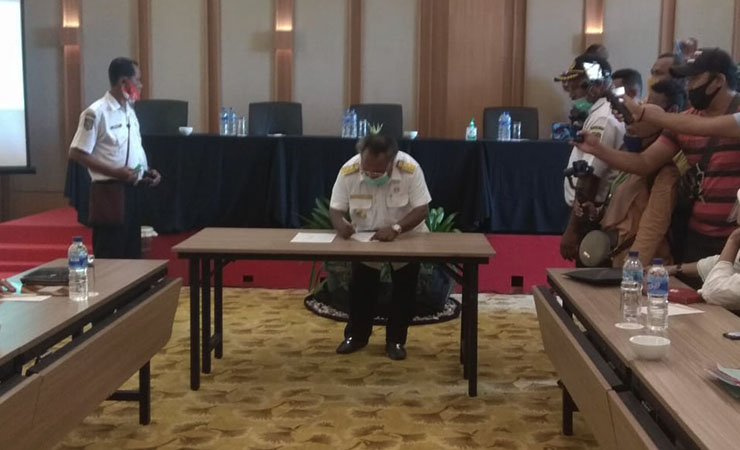 Bupati Mimika Eltinus Omaleng menandatangani kesepakatan bersama. Foto: Ist/SP