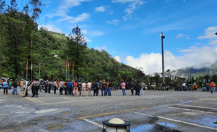 AKSI | Ratusan karyawan OAP melakukan aksi damai di halaman kantor utama PT Freeport Indonesia di Tembagapura, Mimika, Papua, Senin (10/8). (Foto: Ist)