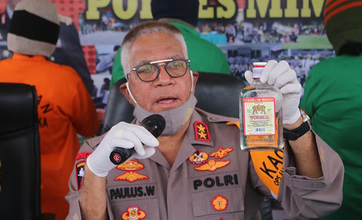 TUNJUKAN BUKTI | Kapolda Papua, Irjen Paulus Wateepauw menunjukan bukti miras yang disita dari TT. (Foto: Sevianto/SP)