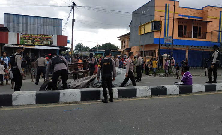 PEMALANGAN | Aksi pemalangan jalan dilakukan oleh sekelompok warga di jalan Yos Sudarso, Kamis (13/8), berkaitan kasus pembunuhan di Busiri ujung pada 15 Juni 2020. (Foto: Saldi/SP)