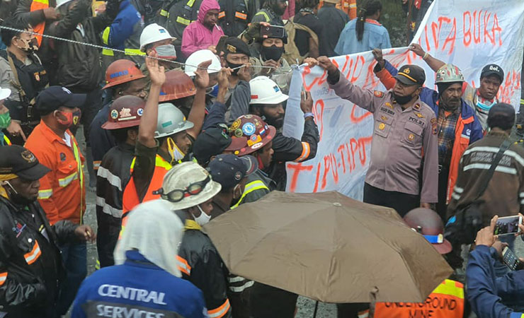 Kapolsek Tembagapura, Ipda Eduardus Edison menyaksikan karyawan membuka akses jalan di MP 72. (Foto: Ist)