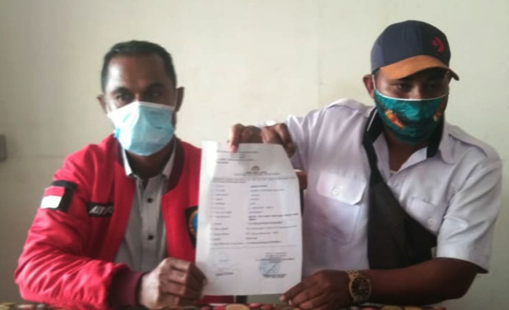 MELAPOR | Penasehat hukum Yosep Temorubun, SH bersama anggota kemunitas pemuda Kei menunjukan surat laporan polisi (LP) atas kasus kematian sepasang suami-istri. (Foto: Saldi/SP)